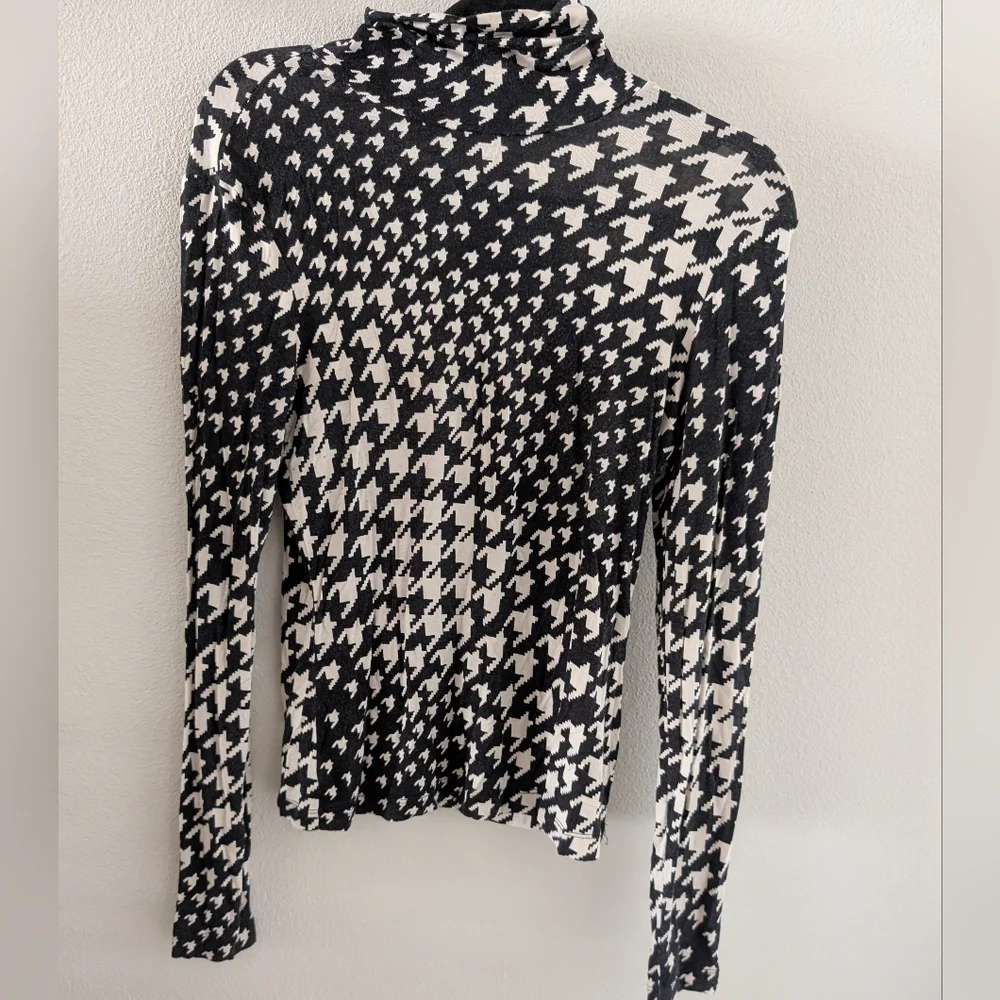 H&M Black and White Houndstooth Fitted Long Sleeve Blouse - Picture 1 of 4